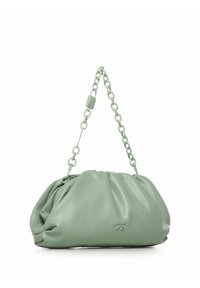 Borsa a mano in pelle verde con design arricciato, dotata di manico a catena chunky e dettaglio del logo sulla parte frontale. Texture liscia e morbida.