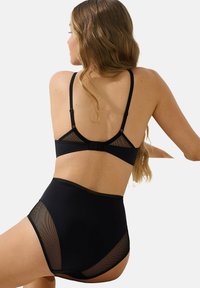 Ensemble de lingerie noir avec un design en maille sur le soutien-gorge et des culottes taille haute, doté de bretelles réglables et d'une texture lisse.