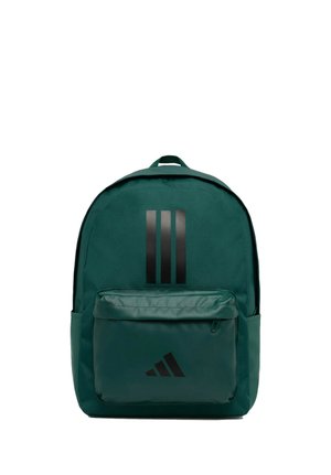 Zaino verde scuro con tasca frontale con zip e tre strisce nere verticali sopra la tasca su uno sfondo bianco semplice.