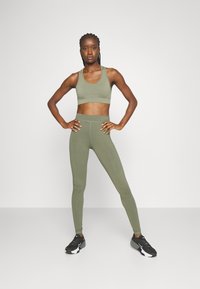 ONLY Play ONPDAISY-2 SEAM BRA  - Sportski grudnjak sa srednje jakom potporom - dusty olive