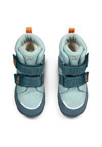 Turquoise kinderwinterlaarzen met twee verstelbare straps, zachte binnenvoering en een oranje trekband. Gekenmerkt door textiel en een rubberen zool.