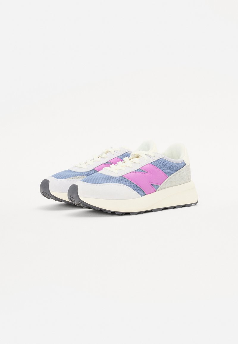 Sneakers z niebieską i różową górną częścią, wykonane z siateczki i zamszu, z białą podeszwą środkową, gumową podeszwą zewnętrzną i sznurowaniami.