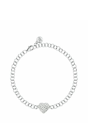 Bracciale con catena in argento con un ciondolo a forma di cuore incastonato con piccoli cristalli trasparenti e una chiusura con un piccolo pendaglio rotondo.
