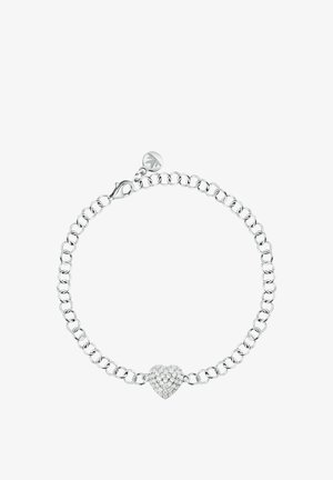 Bracciale con catena in argento con un ciondolo a forma di cuore incastonato con piccoli cristalli trasparenti e una chiusura con un piccolo pendaglio rotondo.