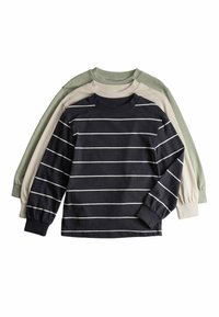 Trzy koszule z długim rękawem: jedna ciemnogranatowa w białe paski, jedna jasnobeżowa i jedna miękka zielona. Wykonane z bawełny, z prążkowanymi mankietami.