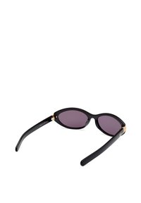 Zwarte zonnebril met een sierlijk, ovaal frame, paarse lenzen en gouden accenten bij de scharnieren. Gevoerde zwarte pootjes met een glanzende afwerking.