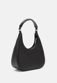 Sort læderhåndtaske med en buet silhuet, udstyret med en skulderstrop med sølvkæde og en lynlåsåbning på den ene side.