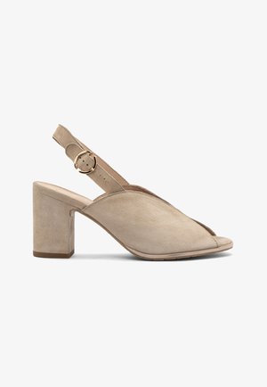 Beige mokasíny na podpätku so slingback strihom, otvorenou špičkou a okrúhlym, hrubým podpätkom. Majú nastaviteľný remienok so zlatou prackou.