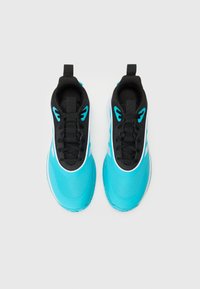 Le scarpe sportive turchesi e nere presentano una tomaia in rete, un collare imbottito e una suola testurizzata. Design elegante con dettagli bianchi a contrasto.