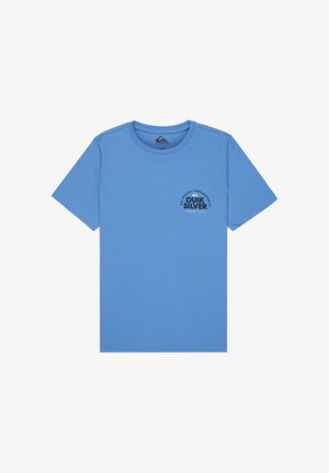 Svetlomodré tričko Quiksilver s krátkym rukávom, okrúhlym výstrihom a malým čiernym logom na ľavej strane hrudníka s nápisom "The Original Boardriding Co."