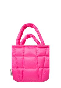 Helle pinke, gestepptete Tasche mit gepolsterten Griffen und einem kleinen weißen Etikett mit der Aufschrift "THE LABEL" auf der Seite.