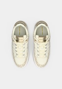 Beli usnjeni supergi z teksturiranim bež vzorcem ob straneh, zlatimi poudarki in belimi vezalkami. Preprost okrogli sprednji del.