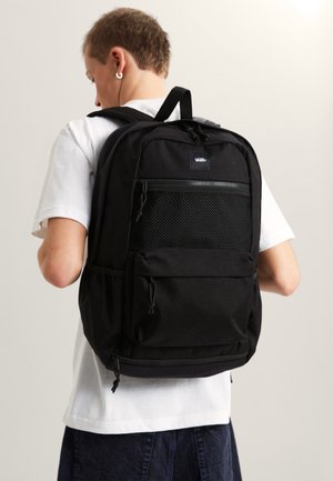 Schwarzer Rucksack aus strapazierfähigem Stoff mit einem Netz-Vordertasche, verstellbaren Trägern und mehreren Fächern zur besseren Organisation.