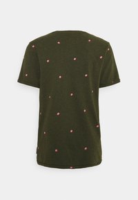 Oliven grøn t-shirt med kortærmer, prydet med spredte pink prikker. Rund halsudskæring og blød, glat tekstur.