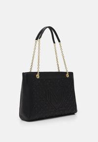 Černá kožená taška přes rameno s prošívaným designem, embosovaným logem, dvojitými řetízkovými držadly a zlatými akcenty.
