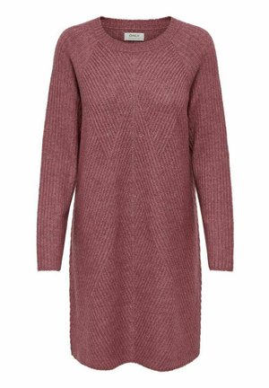 Robe en tricot rose avec des manches longues, présentant une texture côtelée et des motifs diagonaux. Encolure ronde et coupe à hauteur des genoux.