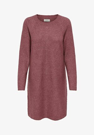 Robe en tricot rose avec des manches longues, présentant une texture côtelée et des motifs diagonaux. Encolure ronde et coupe à hauteur des genoux.