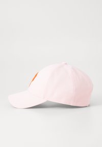Roze katoenen baseballpet met een gebogen rand, voorzien van een geborduurd oranje logo aan de voorkant en een knoop bovenop.