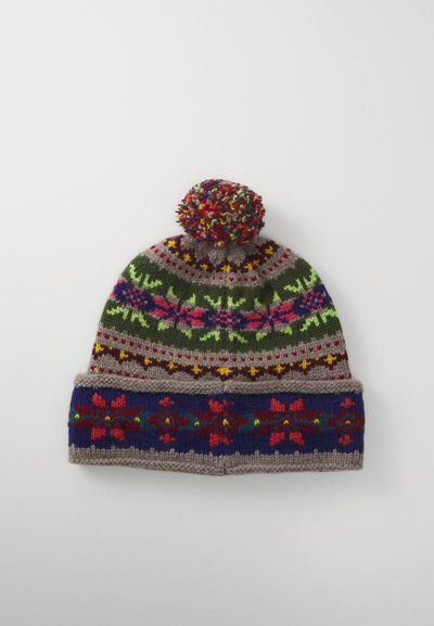 Gebreide beanie met een multicolore pompon, met patronen in groen, rood en blauw op een grijze basis en een geribde manchet.