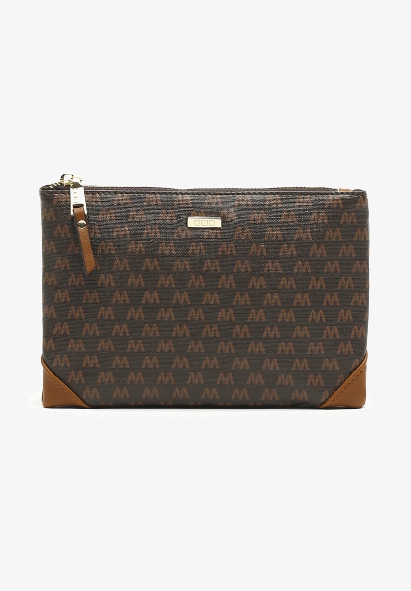Monogrammeret lynlåspose i mørkebrun med gentaget logo mønster i lys tan, med en bund i lys tan læder og hardware i guldtonet.