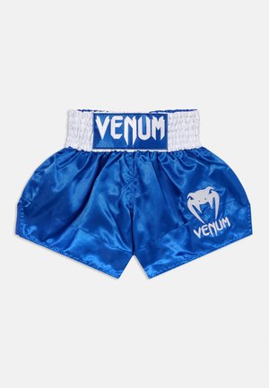 Μπλε σατέν σορτς Muay Thai με φαρδύ λευκό ελαστικό ζωνάρι, λευκή επιγραφή λογότυπου Venum μπροστά και έμβλημα φιδιού στο δεξί πόδι.