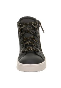 Schwarze Leder-Hochtop-Sneaker mit goldenen Akzenten an den Schnürsenkeln, seitlichem Reißverschluss und weißer Gummisohle. Strukturierte Oberfläche an den Seiten, glattes Zehenkappen.