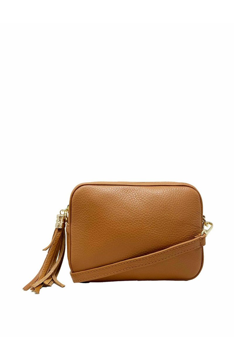 Bolso cruzado de cuero marrón con superficie texturizada, forma rectangular, herrajes dorados y un adorno de borlas adjunto al cierre.