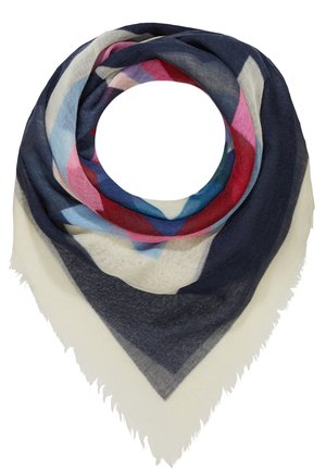 Lekki trójkątny szal z geometrycznymi paskami w kolorach granatowym, kremowym, czerwonym, różowym i niebieskim, z frędzlami na krawędziach, złożony w okrągły kształt.