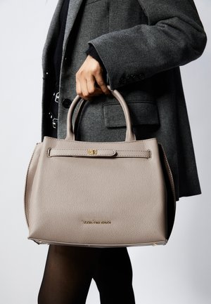 Beige læderhåndtaske med tekstureret overflade, dobbelt håndtag og en gylden lås. Har subtil branding præget på fronten.