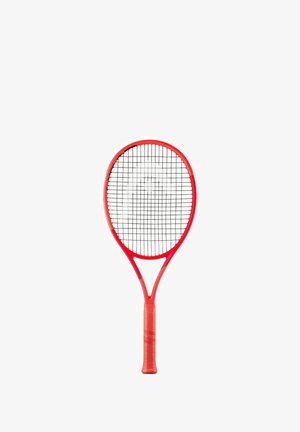 Raqueta de tenis roja con una cabeza ovalada amplia, cuerdas negras y un mango de agarre texturizado. El marco presenta un acabado suave y un diseño aerodinámico.