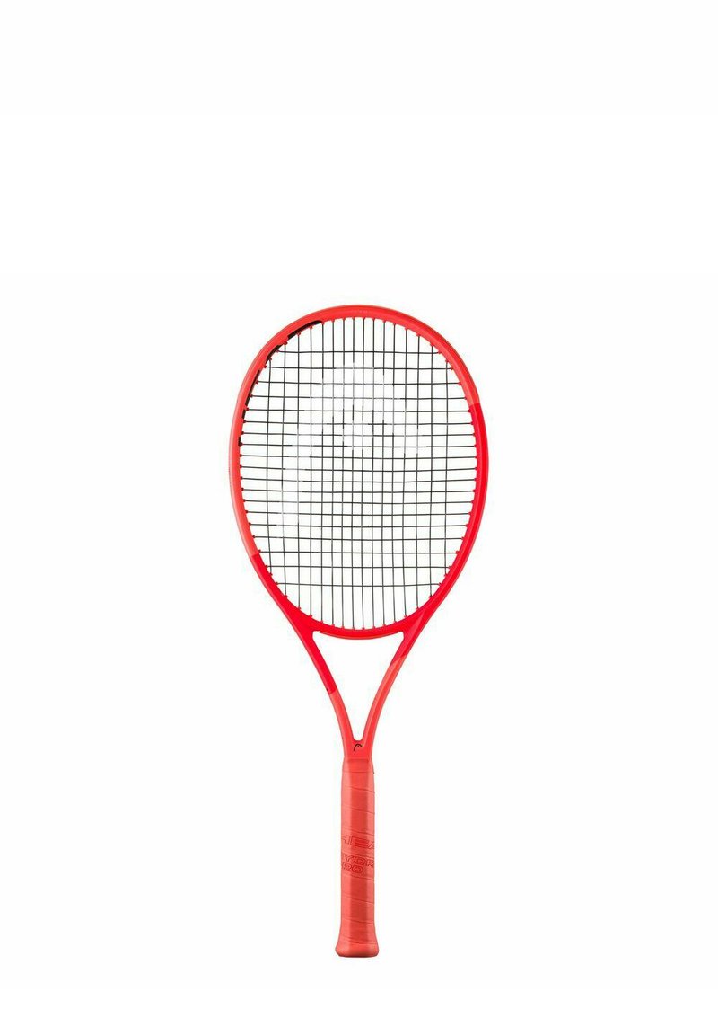 Raqueta de tenis roja con una cabeza ovalada amplia, cuerdas negras y un mango de agarre texturizado. El marco presenta un acabado suave y un diseño aerodinámico.