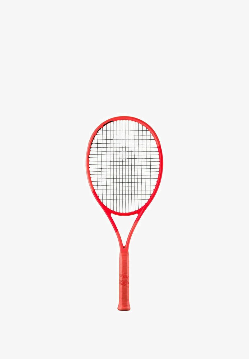 Racchetta da tennis rossa con una testa ovale larga, corde nere e un manico con impugnatura texturizzata. Il telaio presenta una finitura liscia e un design aerodinamico.