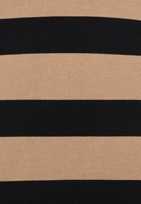 Tissu tricoté avec des rayures larges alternant beige et noir. La texture est lisse, avec un tissage uniforme et régulier sur toute la surface.