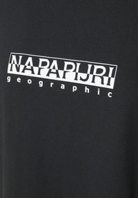 Sort stof med hvid "NAPAPIJRI geographic" logo tekst centreret i et rektangulært design.