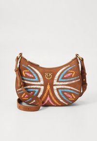 Mala tiracolo de camurça castanha com padrões bordados coloridos em rosa, azul e branco. Apresenta um detalhe em metal dourado e alça ajustável.