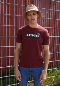 Levi's® - GRAPHIC CREWNECK TEE - T-shirts med print - color port Miniatyrbilde 1