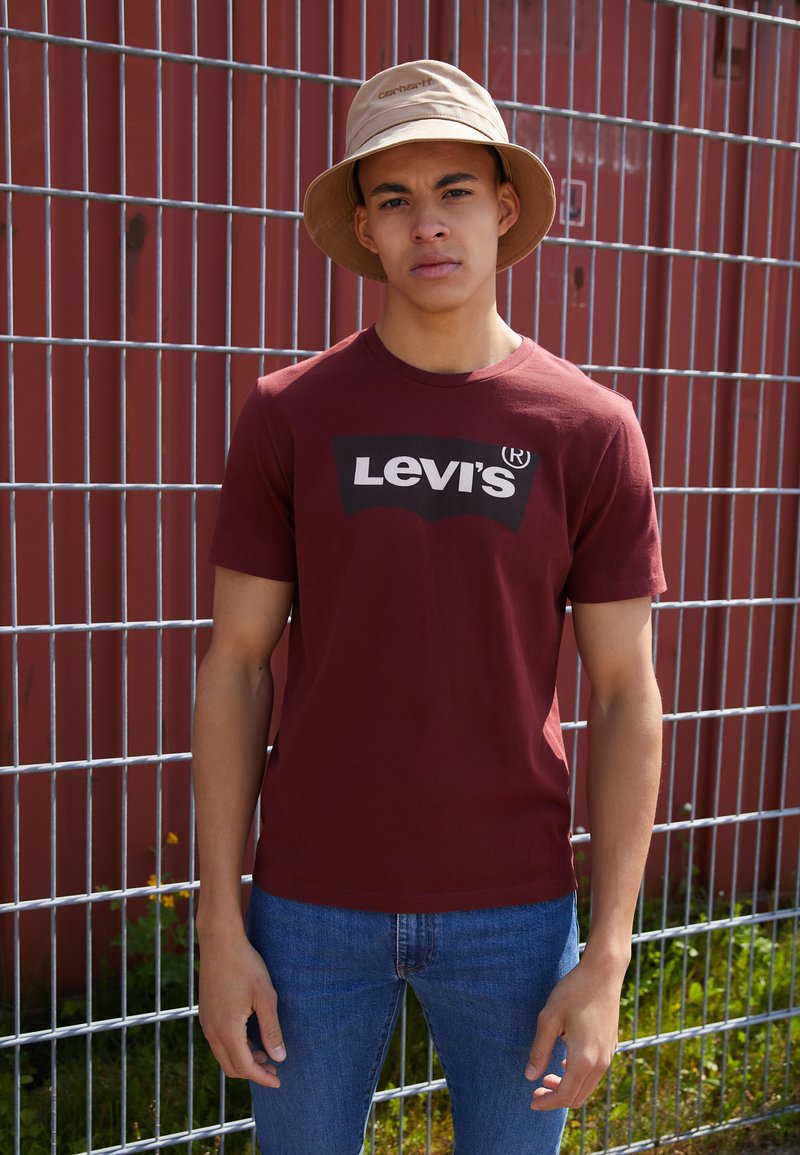 Levi's® - GRAPHIC CREWNECK TEE - T-shirts med print - color port, Forstørre