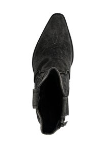 Botín negro hasta el tobillo con puntera afilada, costuras decorativas, tejido texturizado y cremallera lateral. Presenta un caña alta y un hardware mínimo.