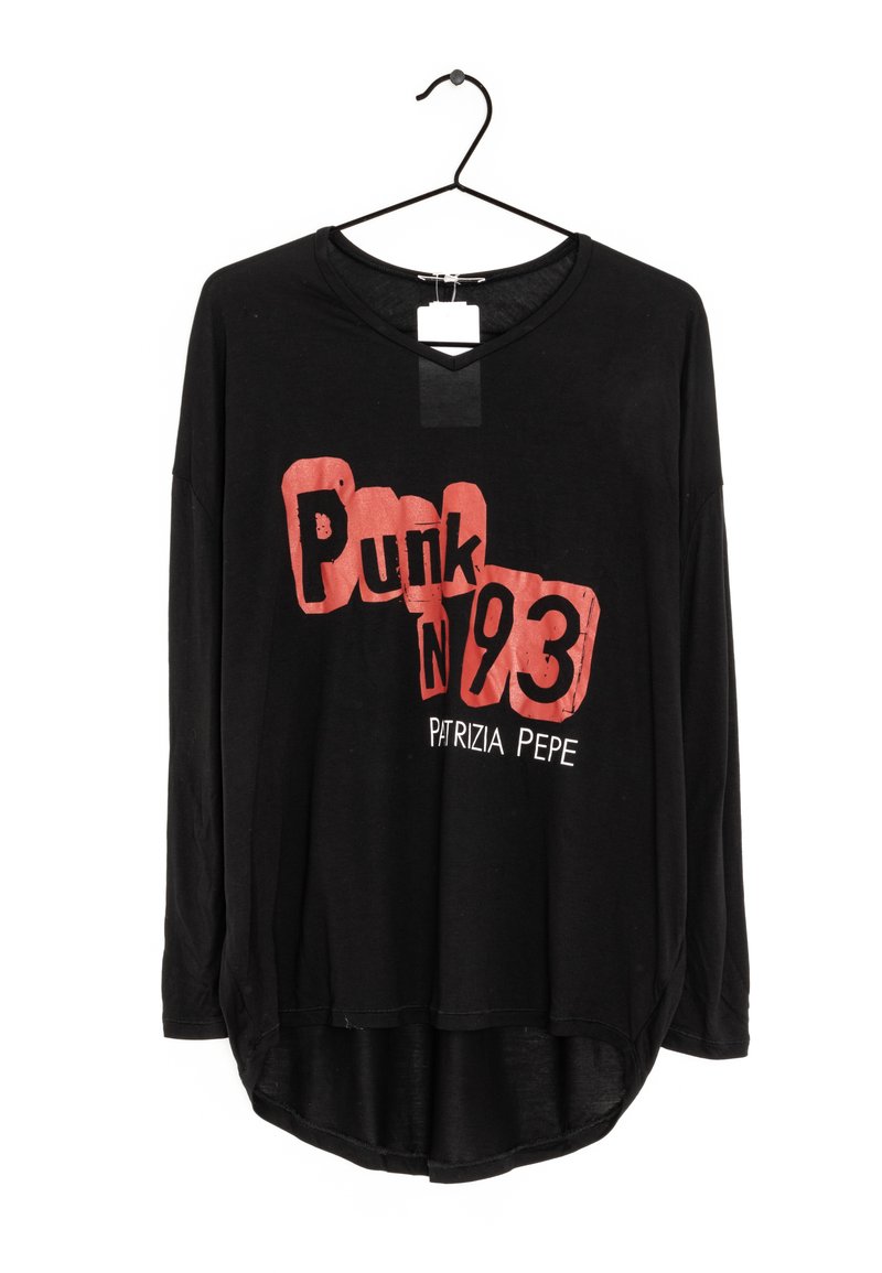 Černé tričko s dlouhým rukávem a kulatým lemem, s červeným grafickým potiskem, který zní "Punk N 93" a "Patrizia Pepe" v bílé barvě.