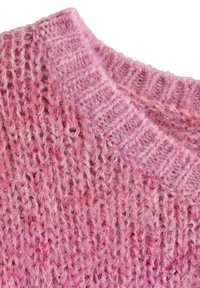 Růžová pletená tkanina svetru s texturovaným vzorem v různých odstínech růžové a žebrovaným límcem. Jemná a chlupatá textura.