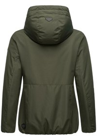 Giacca verde khaki con cappuccio imbottito, orlo elasticizzato e tasche laterali. Tessuto liscio e logo discreto sul retro.
