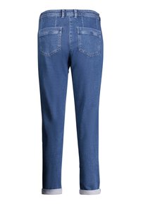 Jeans de mezclilla azul con un corte relajado, que presentan dobladillos enrollados y dos bolsillos traseros. La tela tiene una textura suave y un ligero desgaste.