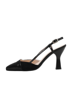 Zapato de tacón alto tipo slingback negro con punta puntiaguda, parte delantera texturizada, tira delgada y hebilla pequeña sobre fondo blanco.
