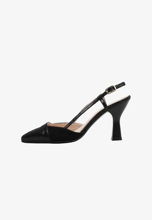 Escarpin slingback noir à bout pointu avec avant texturé, fine bride et petite boucle sur fond blanc.