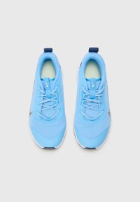 Helle blaue Sportschuhe aus Mesh-Gewebe, Schnürdesign, gepolsterter Kragen, kontrastierende marineblaue Akzente und eine weiße Gummisohle.