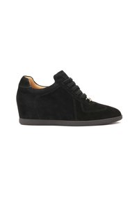 Sneaker in suede nero con tacco a zeppa, punta rotonda e lacci. Presenta cuciture a contrasto e una suola in gomma testurizzata.