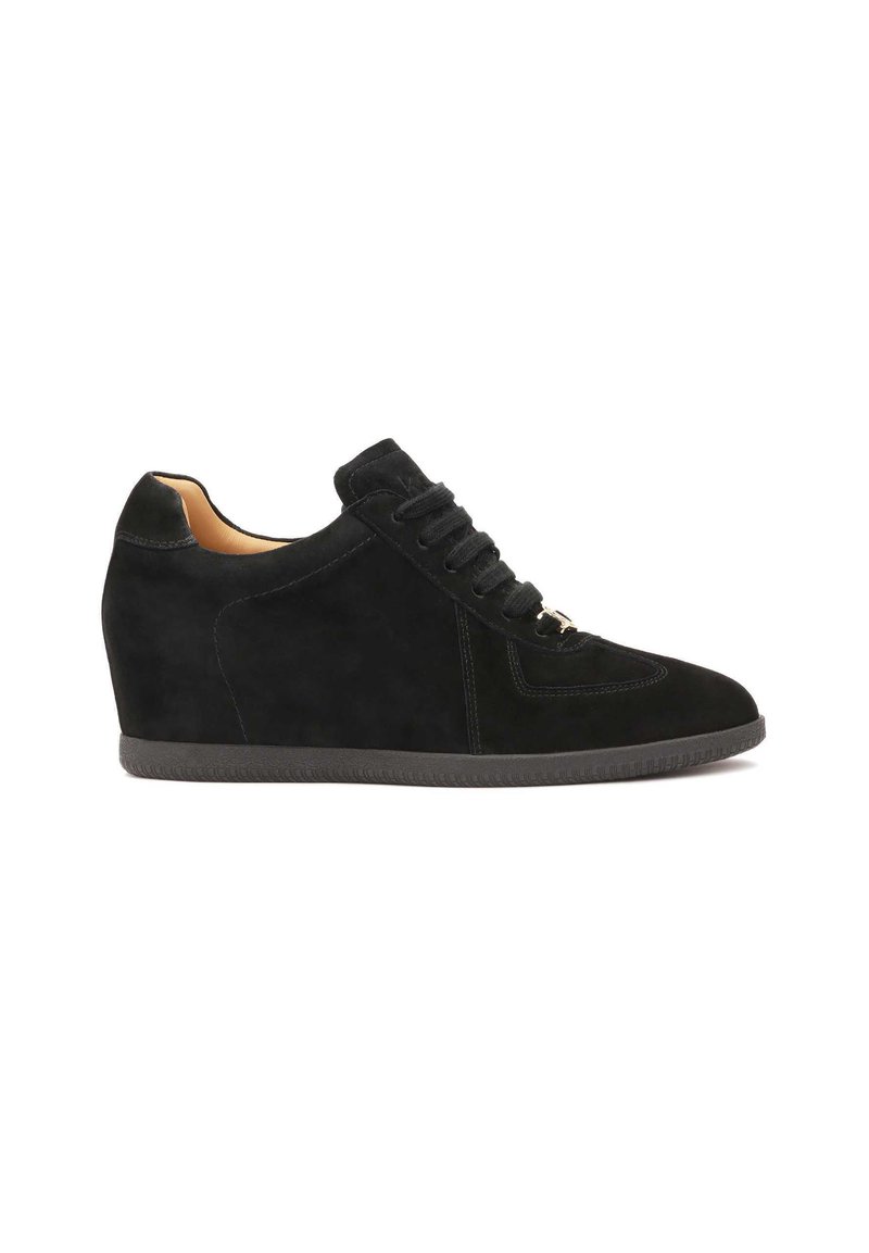 Sneaker in suede nero con tacco a zeppa, punta rotonda e lacci. Presenta cuciture a contrasto e una suola in gomma testurizzata.