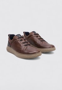 Zapatos de cuero marrón con un acabado texturizado, que presentan una suela de goma color beige, cordones elásticos y un cuello acolchado. Los detalles incluyen un pequeño logo.