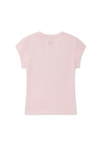 Hellrosa T-Shirt mit kurzen Ärmeln und einem kleinen gestickten Logo, das unterhalb des Halsausschnitts auf der Rückseite zentriert ist.