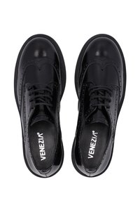 Zwarte leren veterschoenen met een brogue-design, ronde neus, decoratieve perforaties en een gladde afwerking. Aan de binnenkant gelabeld "Venezia".